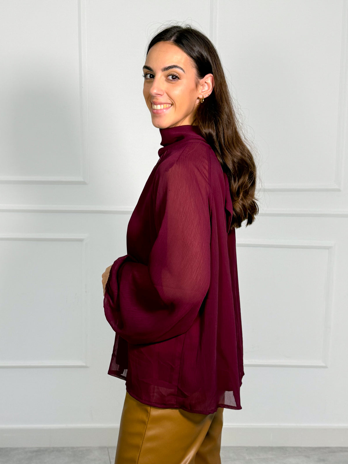 Blusa de Gasa de Cuello Alto con Lazada en la Espalda | Pamplona
