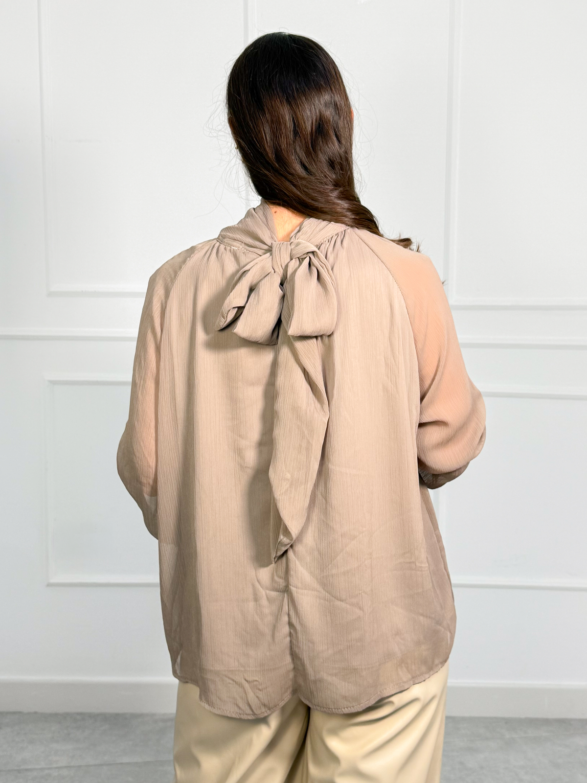 Blusa de Gasa de Cuello Alto con Lazada en la Espalda | Pamplona
