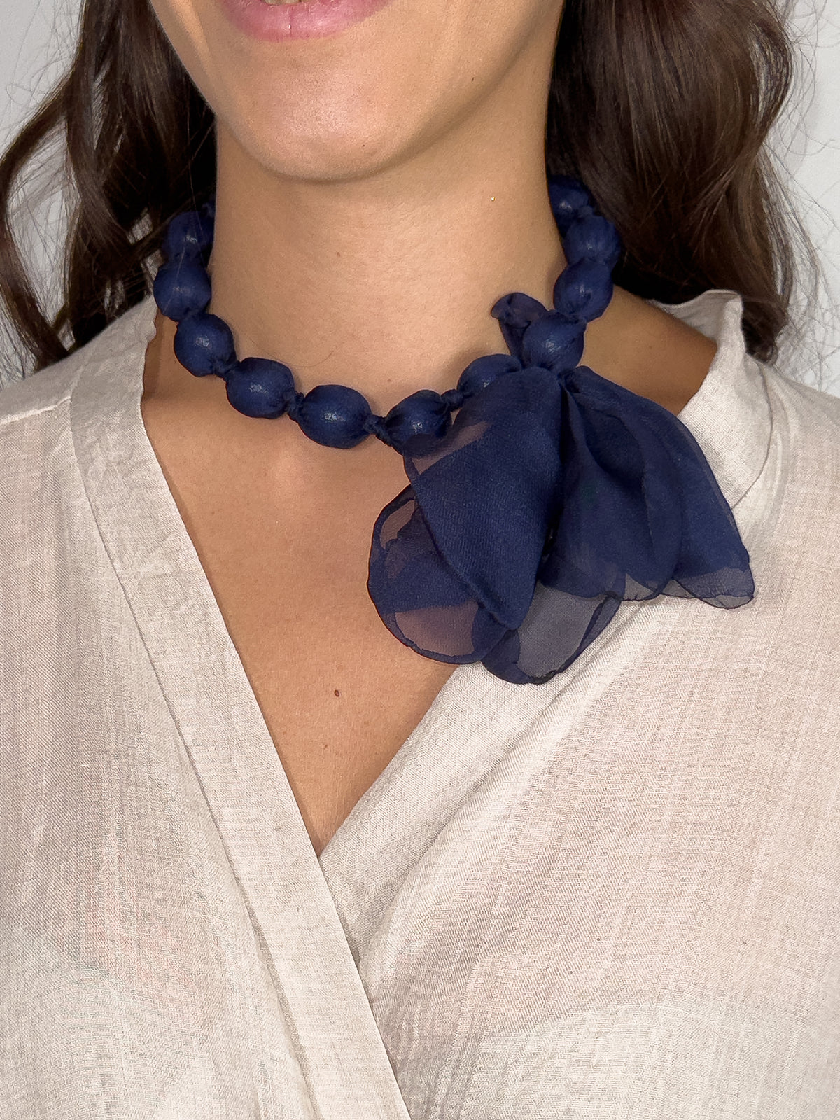 Collar Flor en Azul Marino