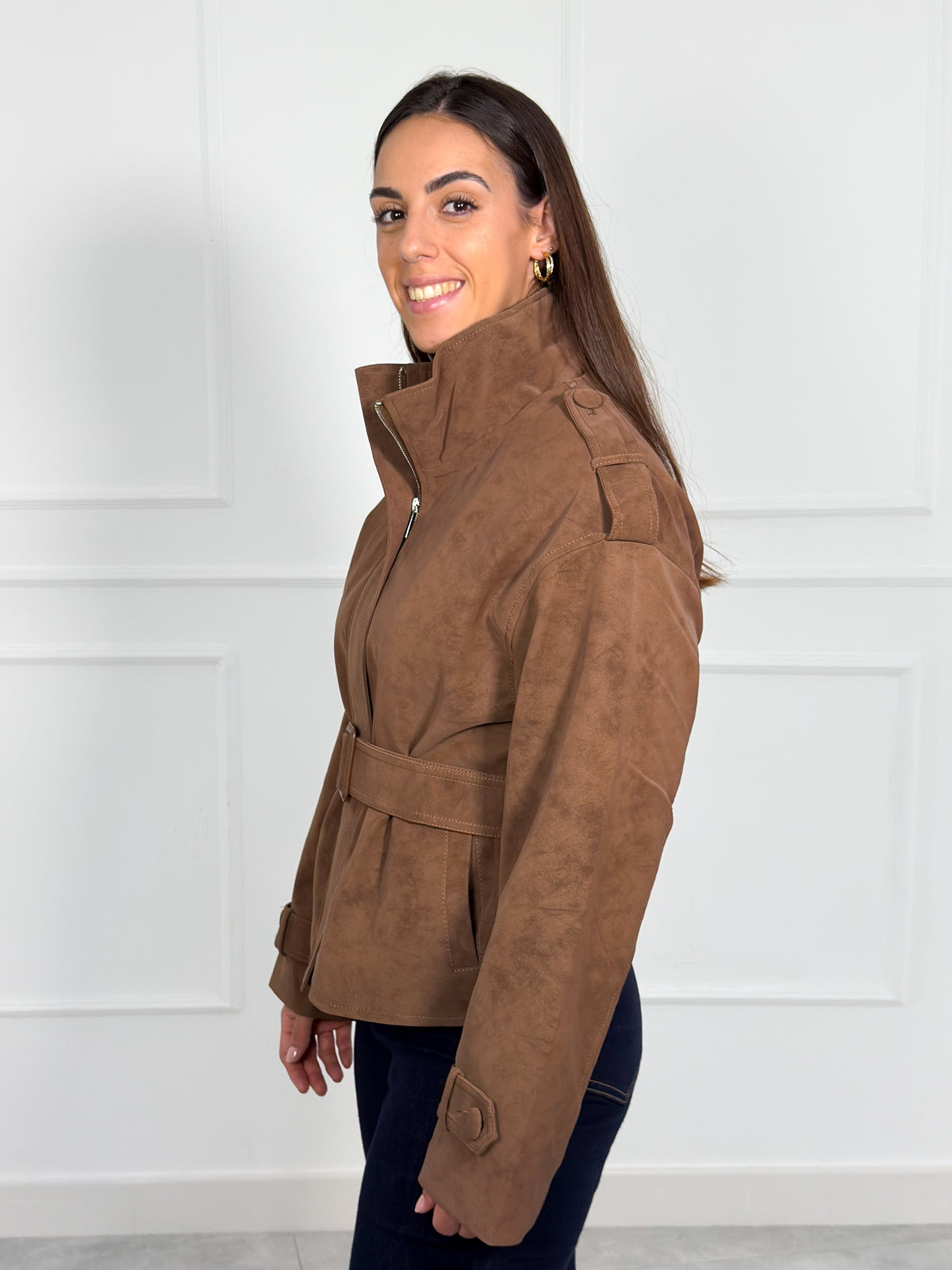 Chaqueta Corta Efecto Ante con Cinturón Camel | Amalfi