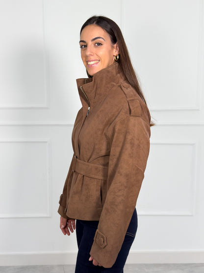 Chaqueta Corta Efecto Ante con Cinturón Camel | Amalfi