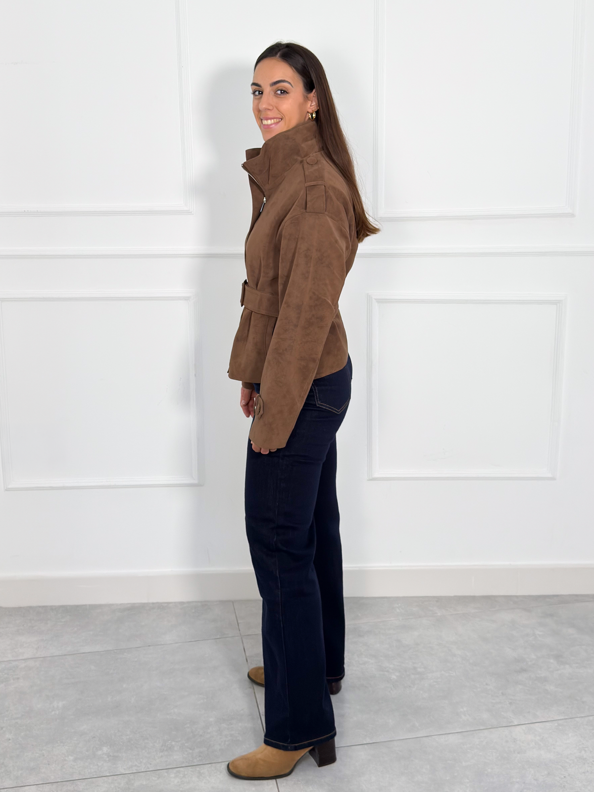 Chaqueta Corta Efecto Ante con Cinturón Camel | Amalfi