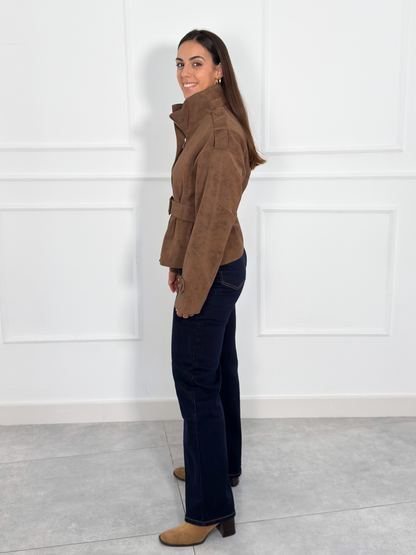 Chaqueta Corta Efecto Ante con Cinturón Camel | Amalfi