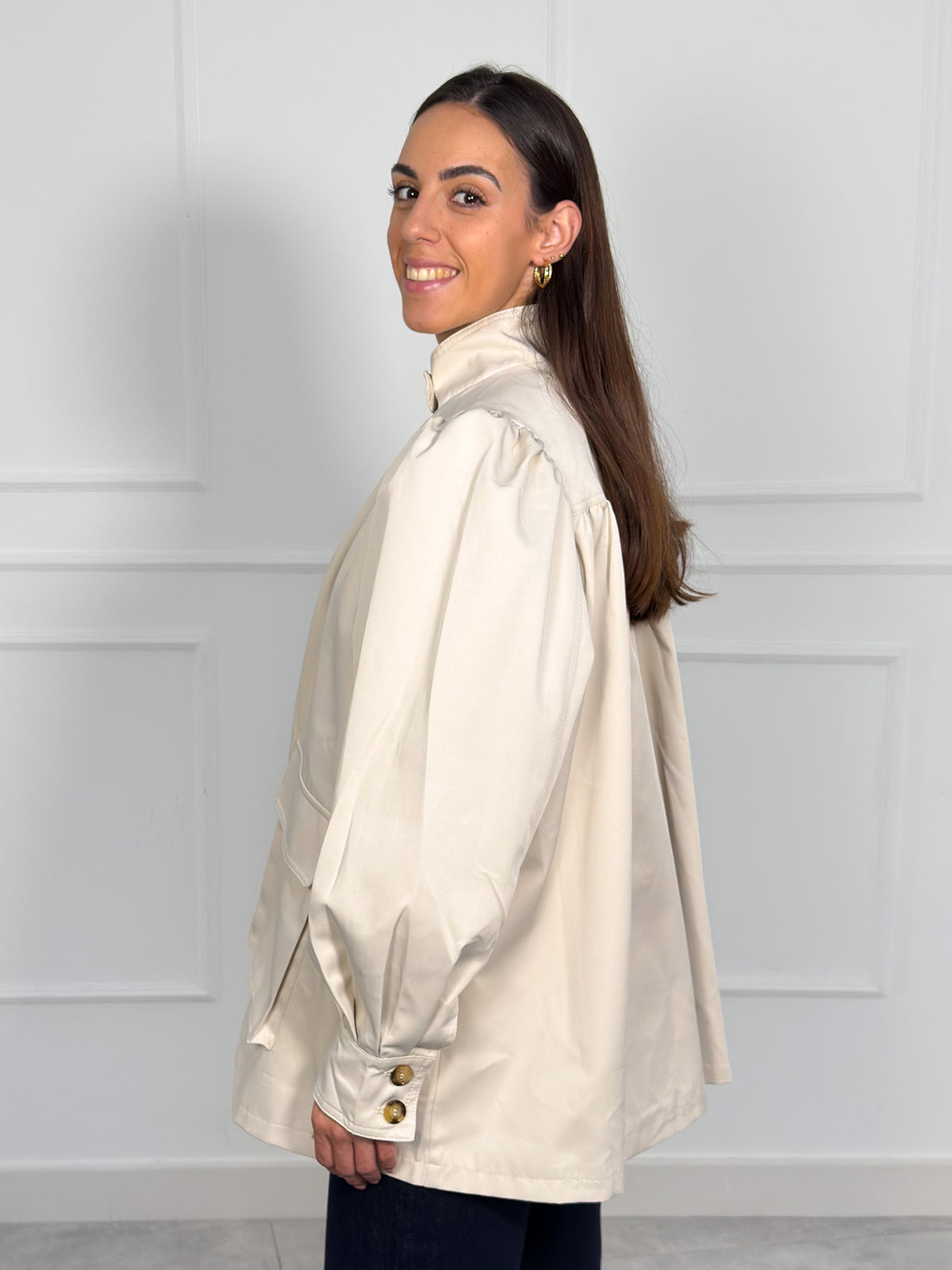 Chaqueta Oversize Beige de Cuello Alto con Bolsillos | Trento