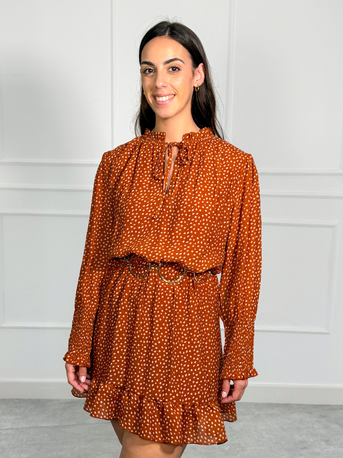 Vestido Corto de Lunares con Manga Larga y Volante | Portofino